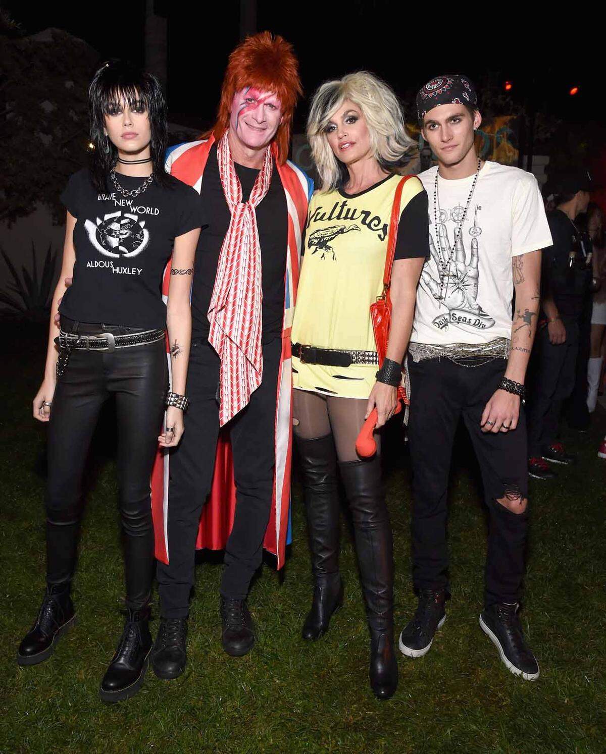 Aber auch Promipartys läuteten die Halloween-Feierlichkeiten ein. Hier sind etwa Kaia Gerber als Joan Jett, Rande Gerber als David Bowie, Cindy Crawford als Blondie und Presley Gerber als Punkrocker zu sehen.