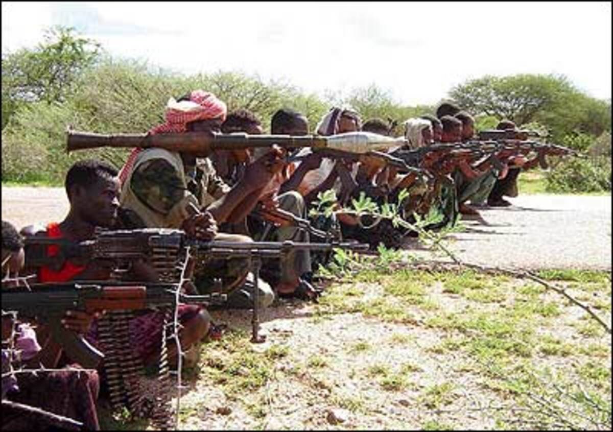 Seit 15 Jahren wütet ein grausamer Bürgerkrieg in Somalia. Sechs Clans kämpfen um religiöse und ethnische Vorherrschaft. 2000 wurde ein Übergangsparlament gegründet, das sich vergeblich um innere Stabilität bemüht. Um die immer brutaler agierenden Milizen unter Kontrolle zu bekommen, wurde 2006 die ägyptische Armee hinzugezogen. Zu Weihnachten starben tausend Menschen. Mogadischu wurde mit Kampfflugzeugen angegriffen.