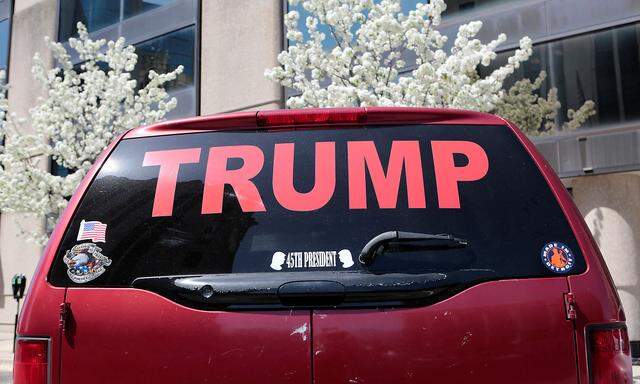 Auto mit Trump-Aufschrift