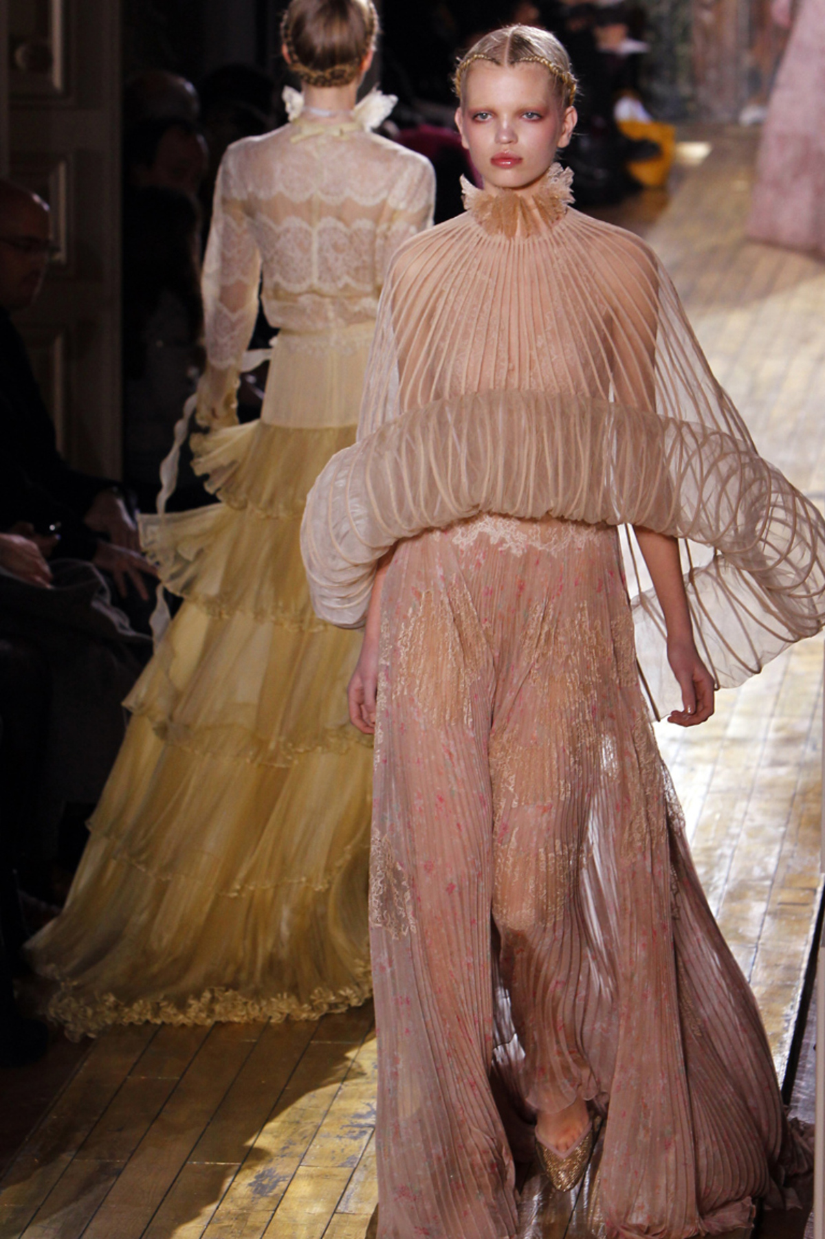 Maria Grazia Chiuri und Pier Paolo Piccioli veranstalteten ein Elfen Defilee für Valentino. Tranparenz umspielte die Mädchen, als hätte das delikate Zwirngeflecht gar nicht den Anspruch, den Körper bedecken zu wollen.