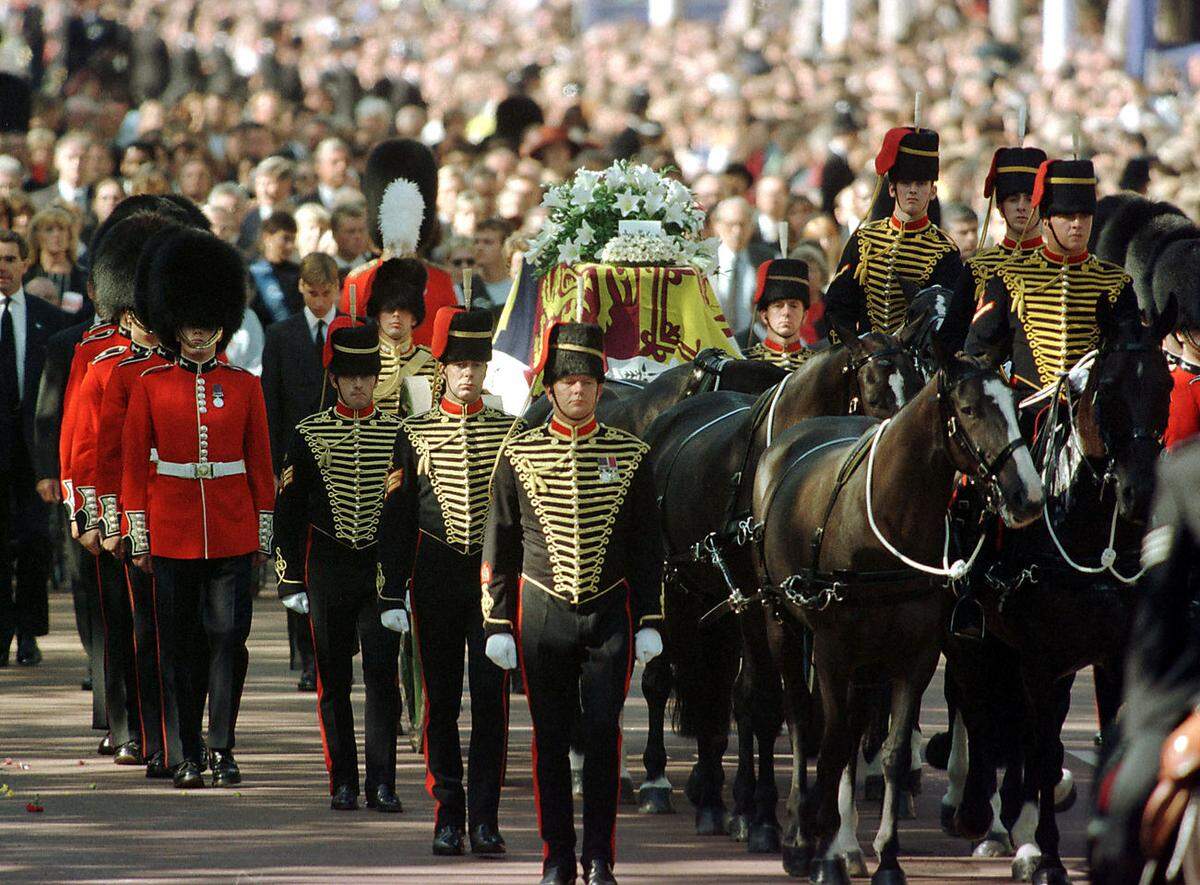 Das Begräbnis Lady Dianas in der Londoner Westminster-Abtei wird zu einer Massenveranstaltung. Die Straßen der britischen Hauptstadt sind voll trauernder Menschen, zwei Milliarden Menschen verfolgen die Vorgänge vor den Bildschirmen: Es wird zu einer der größten Veranstaltungen der Geschichte.