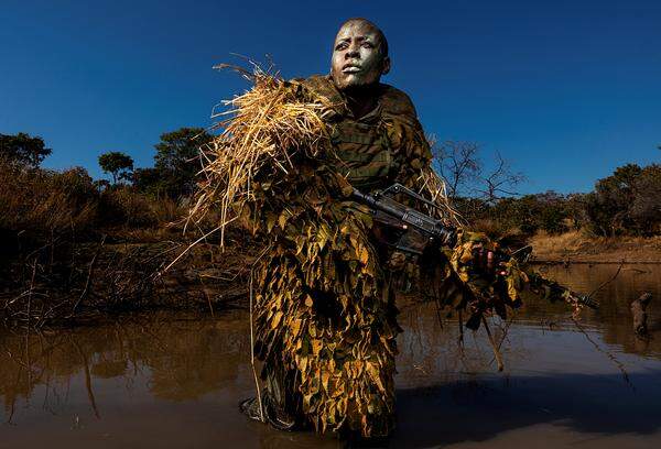 Der Südafrikaner Brent Stirton porträtierte Petronella Chigumbura, Mitglied der Elitetruppe Akashinga, die die Tiere im Nationalpark Phundundu in Simbabwe gegen Wilderer verteidigt. Die Truppe besteht ausschließlich aus Frauen.