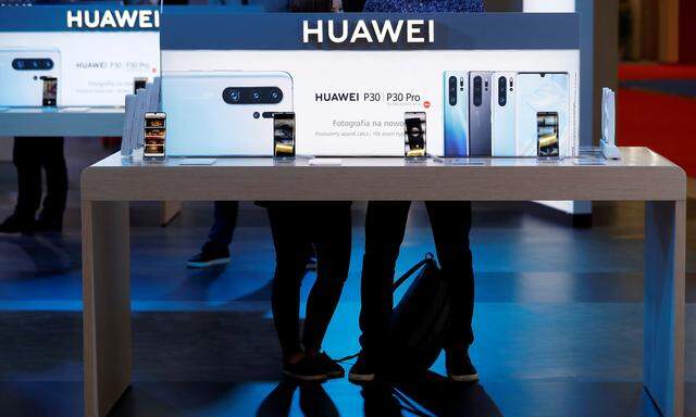 Der chinesische Netzwerkausrüster und Handy-Hersteller Huawei will einem Zeitungsbericht zufolge in den USA Hunderte Mitarbeiter entlassen. 