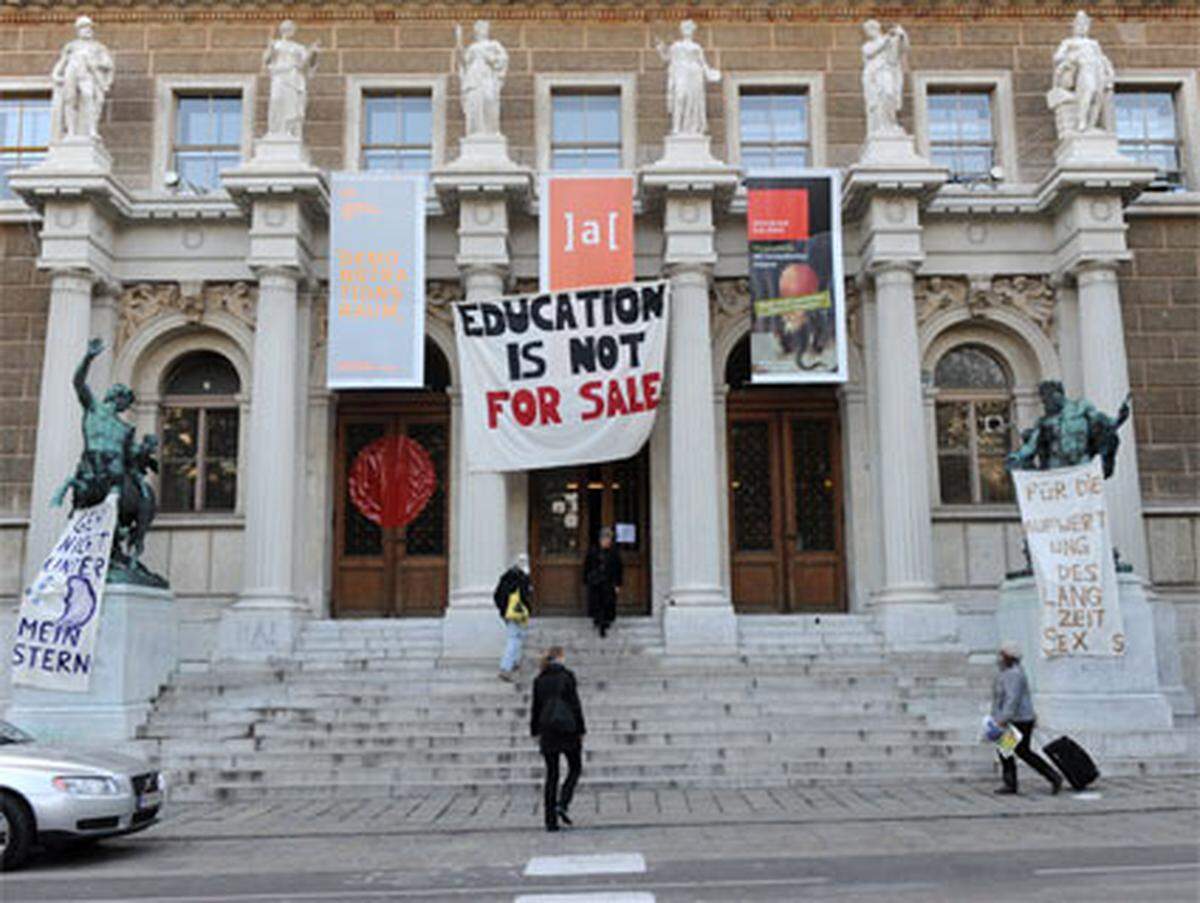 Große Transparente wehen über den Toren der Akademie der bildenden Künste. „Education is not for sale“ – also: „Bildung ist nicht zu verkaufen“ – steht in riesigen Lettern geschrieben.