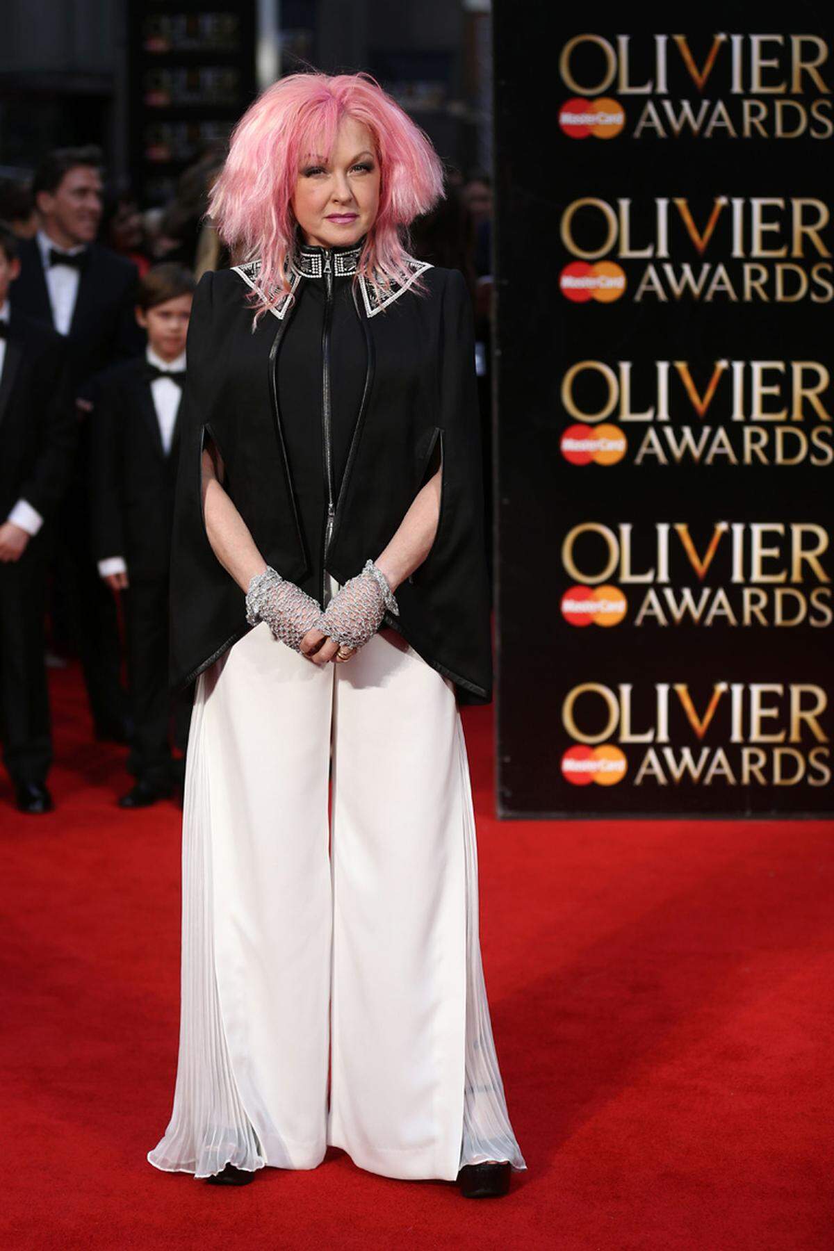 Cyndi Lauper kombinierte ihr rosarotes Haar mit einem Outfit in Schwarz-Weiß.