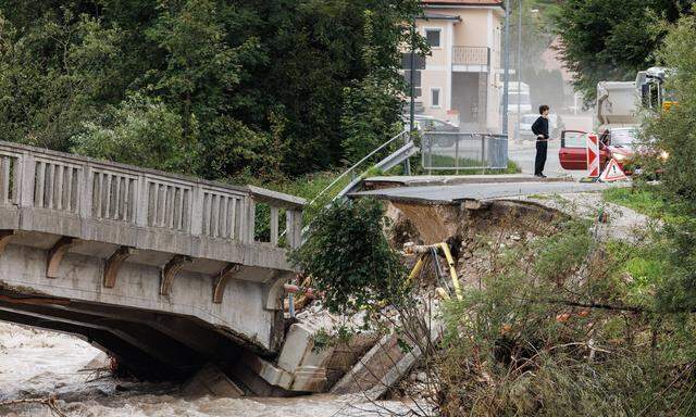 Eine zerstörte Brücke in Stranje