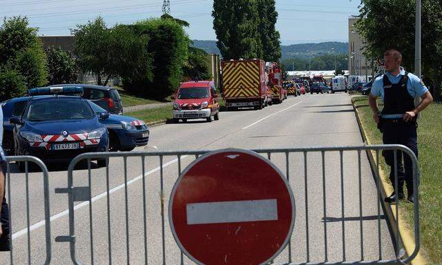 AKTUELLES ZEITGESCHEHEN Terroranschlag auf Gasfabrik in Frankreich La gendarmerie les pompiers pres