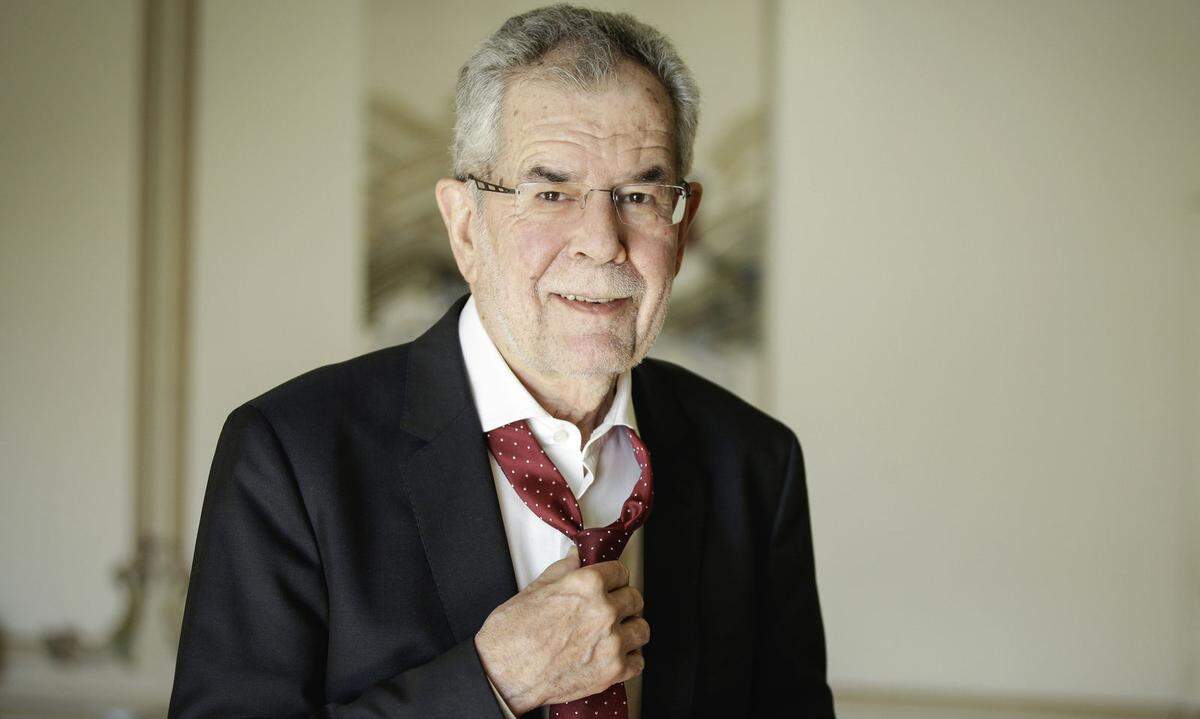 "Es wird noch der Tag kommen, an dem wir alle Frauen bitten müssen, ein Kopftuch zu tragen." Bundespräsident Alexander Van der Bellen setzt sich in die Nesseln.