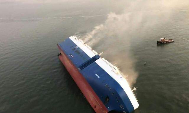 Die "Golden Ray" war nahe dem Hafen der Stadt Brunswick in Schieflage geraten und gekentert