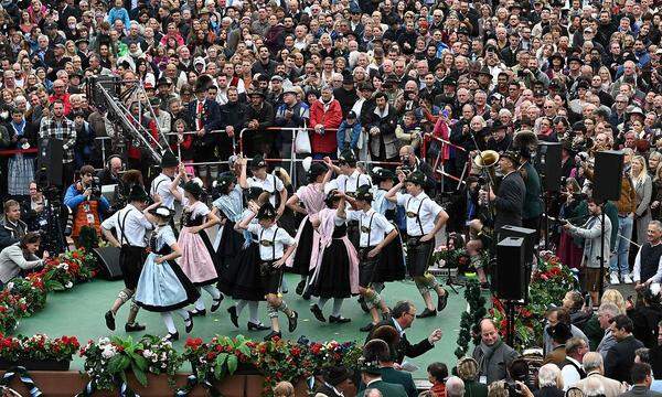 Das Oktoberfest lockt nach zwei Jahren Pausen wieder Hundrettausende Menschen nach München.