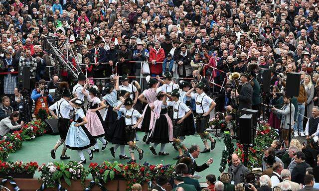 Das Oktoberfest lockt nach zwei Jahren Pausen wieder Hundrettausende Menschen nach München.