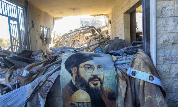 Angriff auf Vororte von Beirut: Ein Porträt des Hisbollah-Anführers Hassan Nasrallah unter den Trümmern.