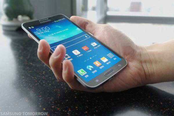 Durch die Rundung im Galaxy Round von Samsung soll das Smartphone besser in der Hand liegen.