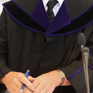 Die Autorität des Richters soll im Gericht wirken und nur dort.