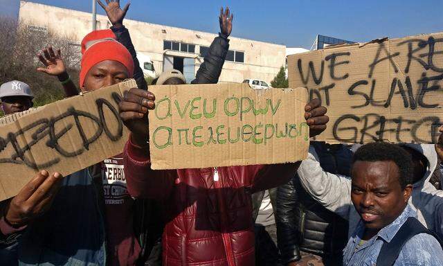 Flüchtlinge demonstrieren auf Lesbos gegen die Unterkunfbedingungen.