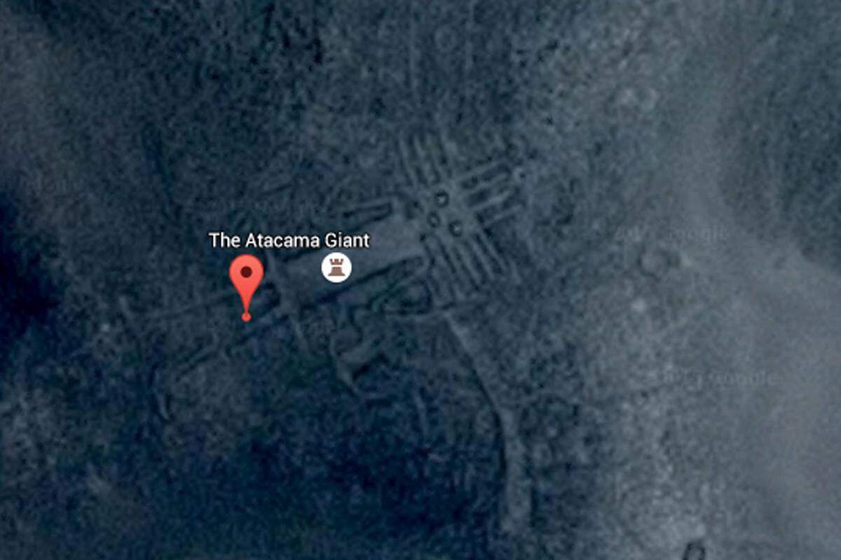 In Nordchile befindet sich eine Geoglyphe, die in die Zeit von 800 bis 1500 zurück zu datieren ist. Wissenschafter gehen davon aus, dass Angehörige der Tiachuanaco-Kultur eine Gottheit damit darstellen wollten. Für die Größe von knapp 115 Metern gibt es bis dato keine Erklärung.