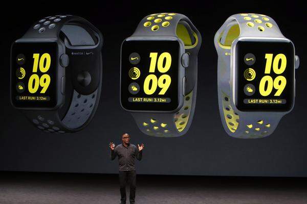 Die Fokussierung bei der Apple Watch liegt eindeutig auf den sportlichen Bereich. Dies verdeutlicht man mit der speziell mit Nike konzipierten Smartwatch. Warum dafür nicht eine eigene App konzipiert wurde, ist unklar. Die Uhr ist sehr auffällig. Die Unterschiede sind marginal, außer, dass man einen eigenen Motivationstrainier in der Uhr verankert hat, kann sie ziemlich die selben Dinge  wie auch die Apple Watch. Die Apple Watch Nike+ kommt erst im Oktober auf den Markt und wird ebenfalls 419 Euro kosten. Drei Farben stehen zur Auswahl.