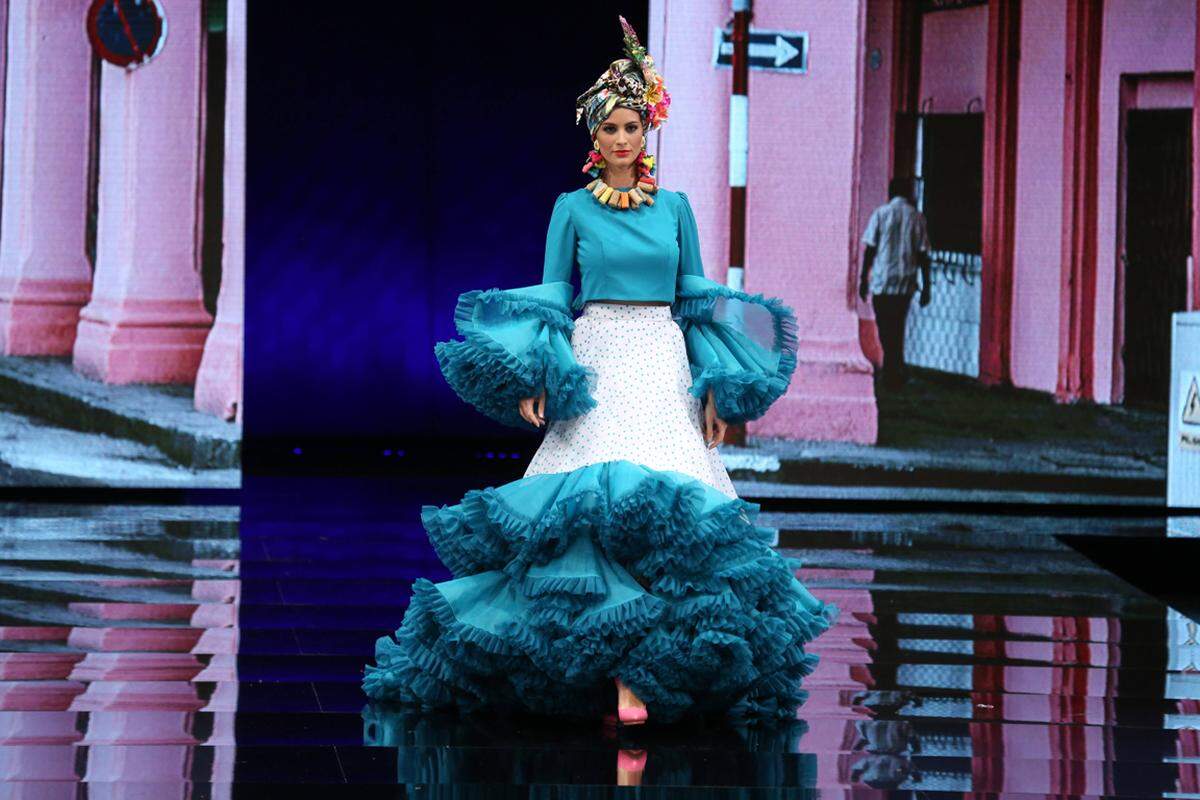 Bereits zum 17. Mal wurden in Sevilla bei der Flamenco Fashion Show die neuesten Trends der traditionellen Bekleidung präsentiert.