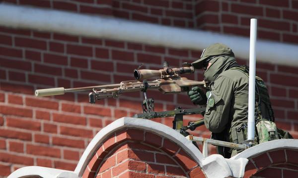 Bei der Siegesparade in Moskau im Mai kontrollieren Scharfschützen mit Steyr-Präzisionsgewehren die Lage.