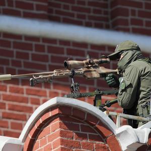 Bei der Siegesparade in Moskau im Mai kontrollieren Scharfschützen mit Steyr-Präzisionsgewehren die Lage.