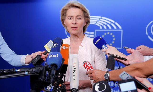 Ursula von der Leyen lässt sich in Brüssel von den Fraktionen befragen.