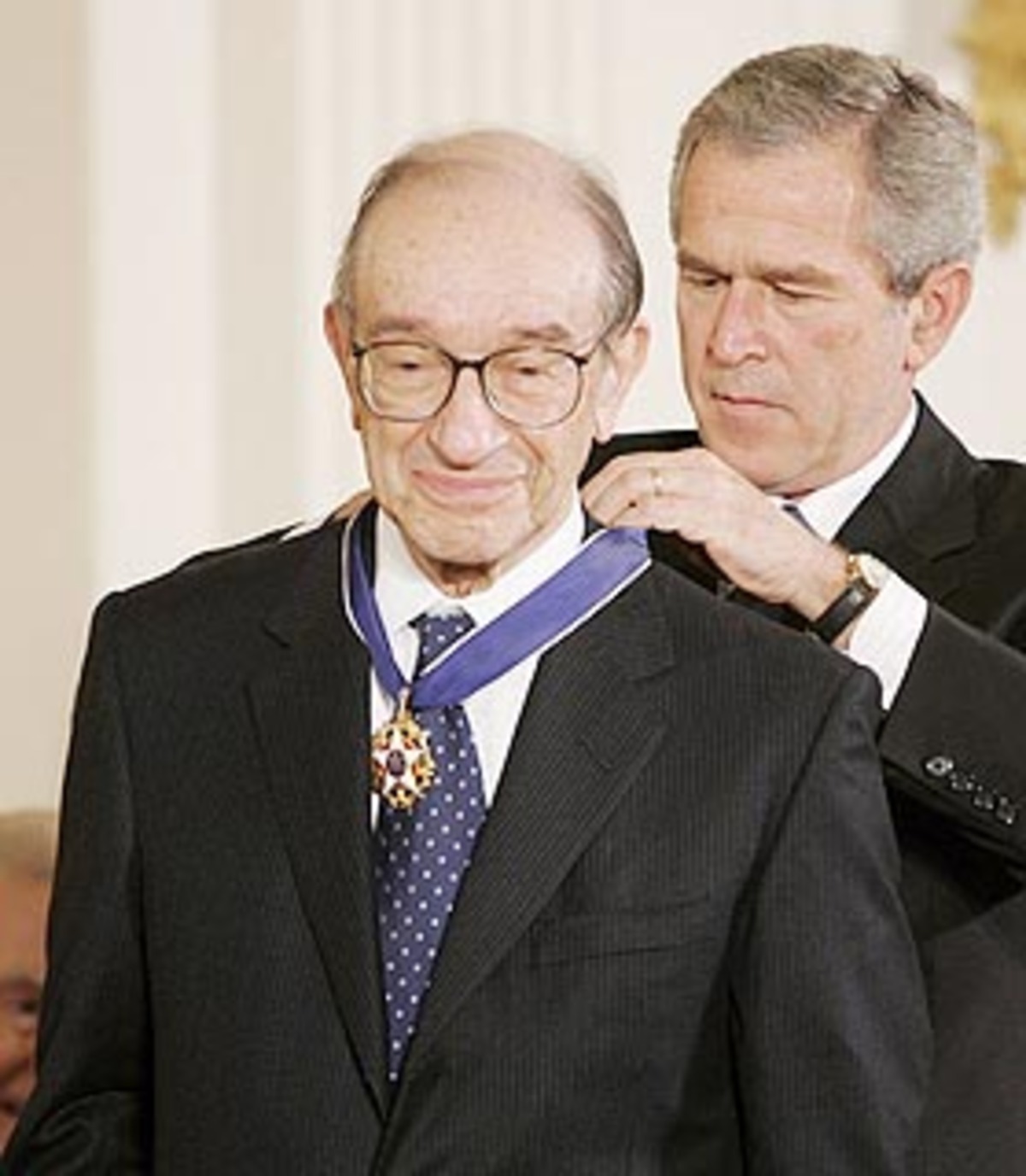 Der den Republikanern nahe stehende Greenspan war von August 1987 bis Januar 2006 an der Spitze der US-Notenbank Federal Reserve. Es war die zweitlängste Amtszeit in der 93-jährigen Geschichte der Notenbank.