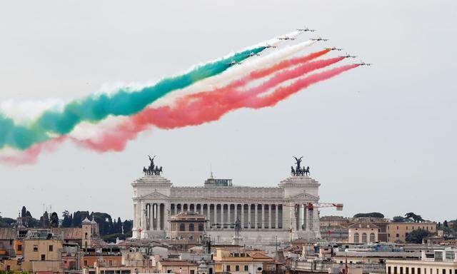 Das Kunstflugteam der italienischen Luftwaffe, die Frecce Tricolori, überfliegt am Tag der Republik (2. Juni) Rom. 