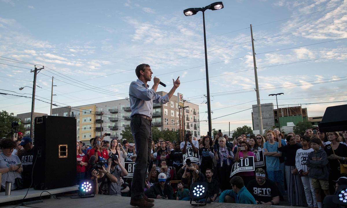 Gelingt O'Rourke (im Bild) die Sensation, könnte dies auch die Karten für die Präsidentenwahl 2020 neu mischen, weil Texas mit seinen 34 Wahlmännerstimmen vom sicheren Republikanerstaat zum begehrten "Swing State" werden könnte. Wenig überraschend wird O'Rourke, der derzeit die Grenzstadt El Paso im Repräsentantenhaus vertritt, als möglicher künftiger Präsidentschaftskandidat der Demokraten gehandelt und mit Barack Obama verglichen.