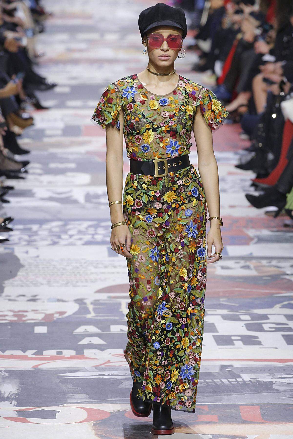 Als eine der wichtigsten Shows der Pariser Modewoche gilt das Defilee von Dior. Designerin Maria Grazia Chiuri konzentrierte sich auf die 68-Bewegung, die sich dieses Jahr zum 50. Mal jährt. Sie zeigte Neuinterpretationen der gängigen Looks der 60er- und 70er-Jahre, markige Sprüche wie "Support the mini skirt" waren in der Showlocation zu sehen.
