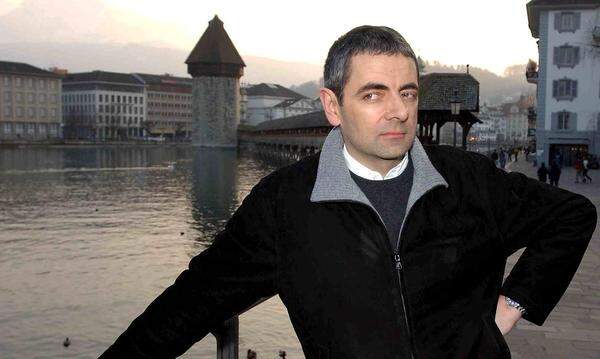 Rowan Atkinson aka "Mr. Bean" wurde erst kürzlich Opfer einer ähnlichen Falschmeldung. Er soll laut eines Fake-Twitter-Accounts bei einem Autounfall ums Leben gekommen sein. Nicht zum ersten Mal erklärte das Internet den Schauspieler für tot. Im Juli 2016 hieß es, dass er Selbstmord begangen haben soll.  