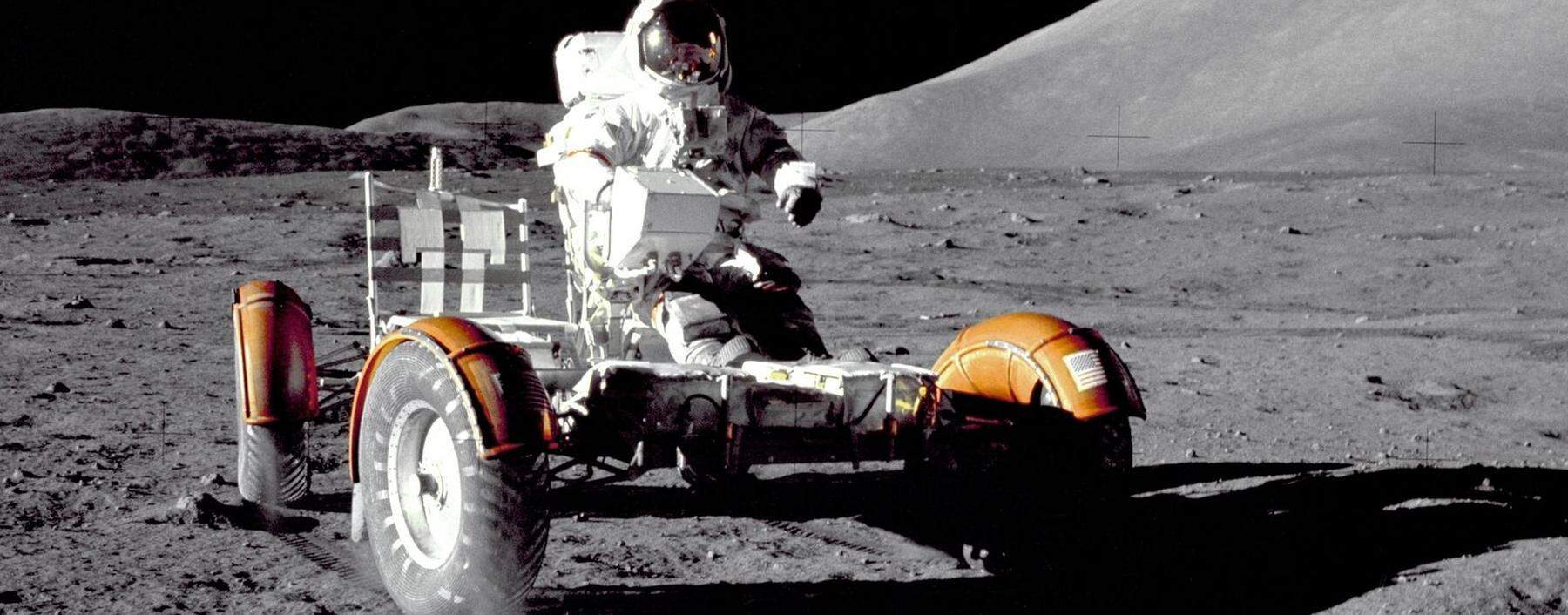 Spartanisch ausgestattet: Apollo-17- Kommandeur Eugene Cernan testet 1972 den Mondrover, bevor er mit Equipment für eine Ausfahrt beladen wird.