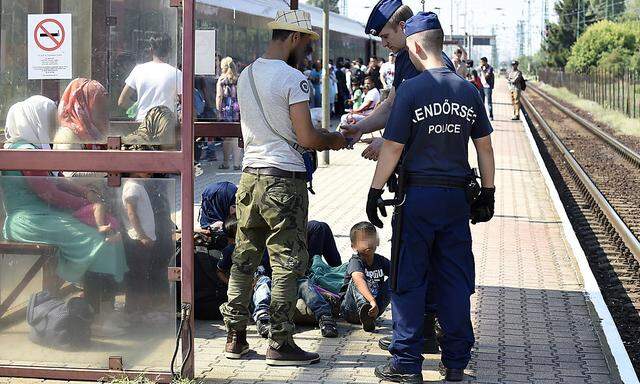 Ungarn: Ein ÖBB-Zug wird wegen vieler Flüchtlinge gestoppt.