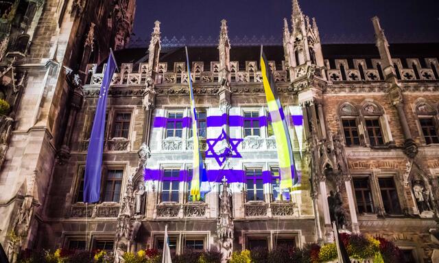 Die 9/11- und Holocaustvergleiche, die jetzt kursieren, sind vor allem Aufrufe an bestimmte Zielgruppen, zu maximaler Unterstützung. Im Bild das Münchner Rathaus mit israelischer Flagge, 9. Oktober. 