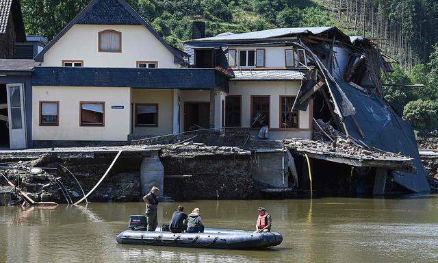 Schadensinspektion in Rech im Bundesland Rheinland-Pfalz, wo das Hochwasser der Ahr schwere Schäden anrichtete.