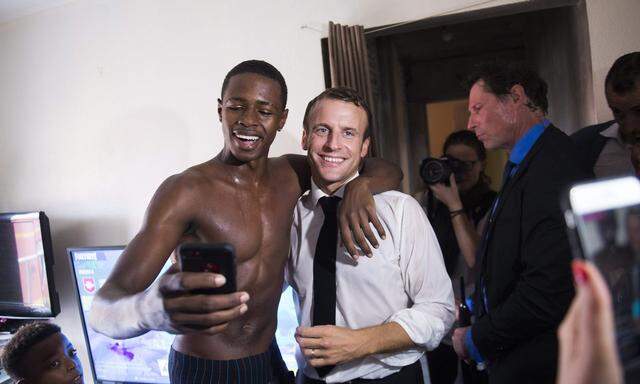Der Präsident und der Mann, dessen Pose später in Frankreich für Aufregung sorgt.