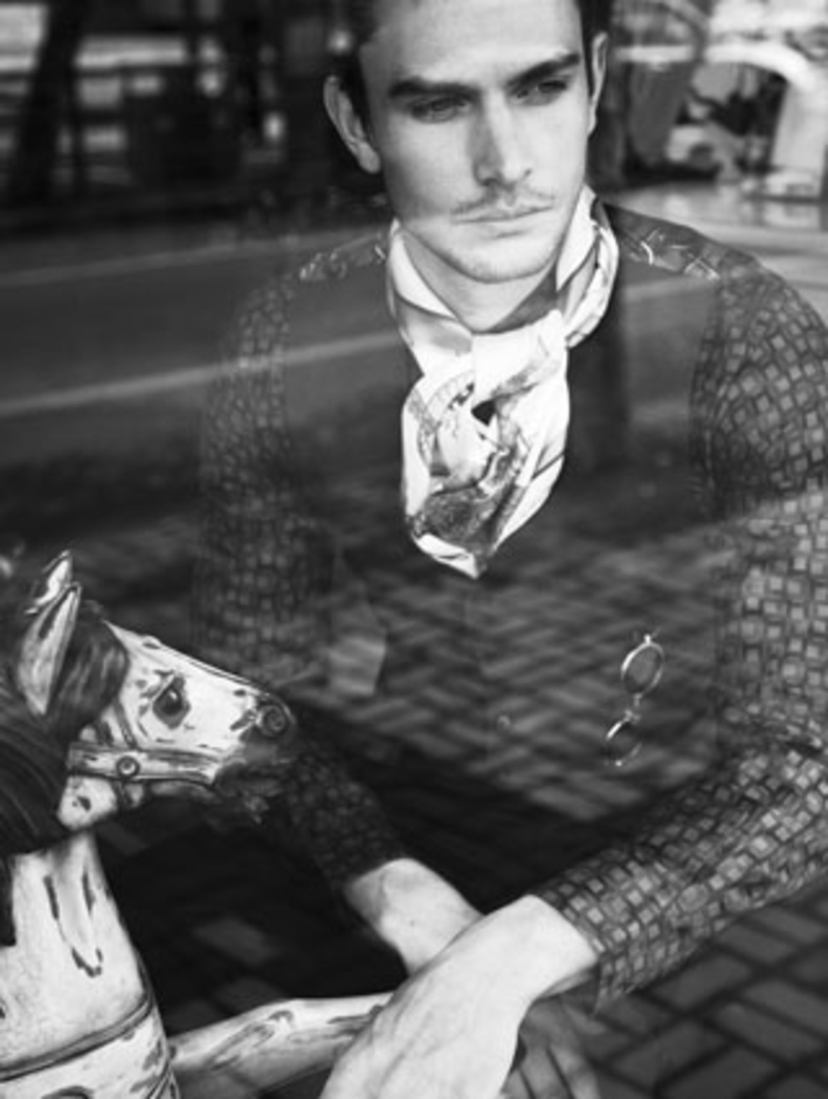 Hemd, Weste, Hose und Schal von Hermès. Alle Preise auf Anfrage.