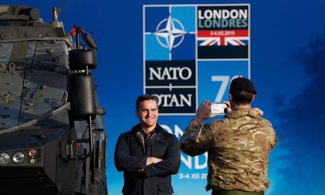 Soldaten posieren vor dem Emblem des Nato-Gipfels in London.