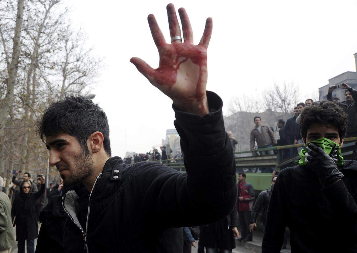 Mindestens acht Menschen sterben bei Anti-Regierungsdemonstrationen, die am schiitischen Ashura-Fest ausbrechen. Unter anderem auch der Neffe von Oppositionsführer Moussavi. In unbestätigten Berichten ist sogar von 15 Toten die Rede. Mindestens 300 Menschen werden festgenommen.  Das iranische Regime schüchtert die Opposition immer stärker ein.