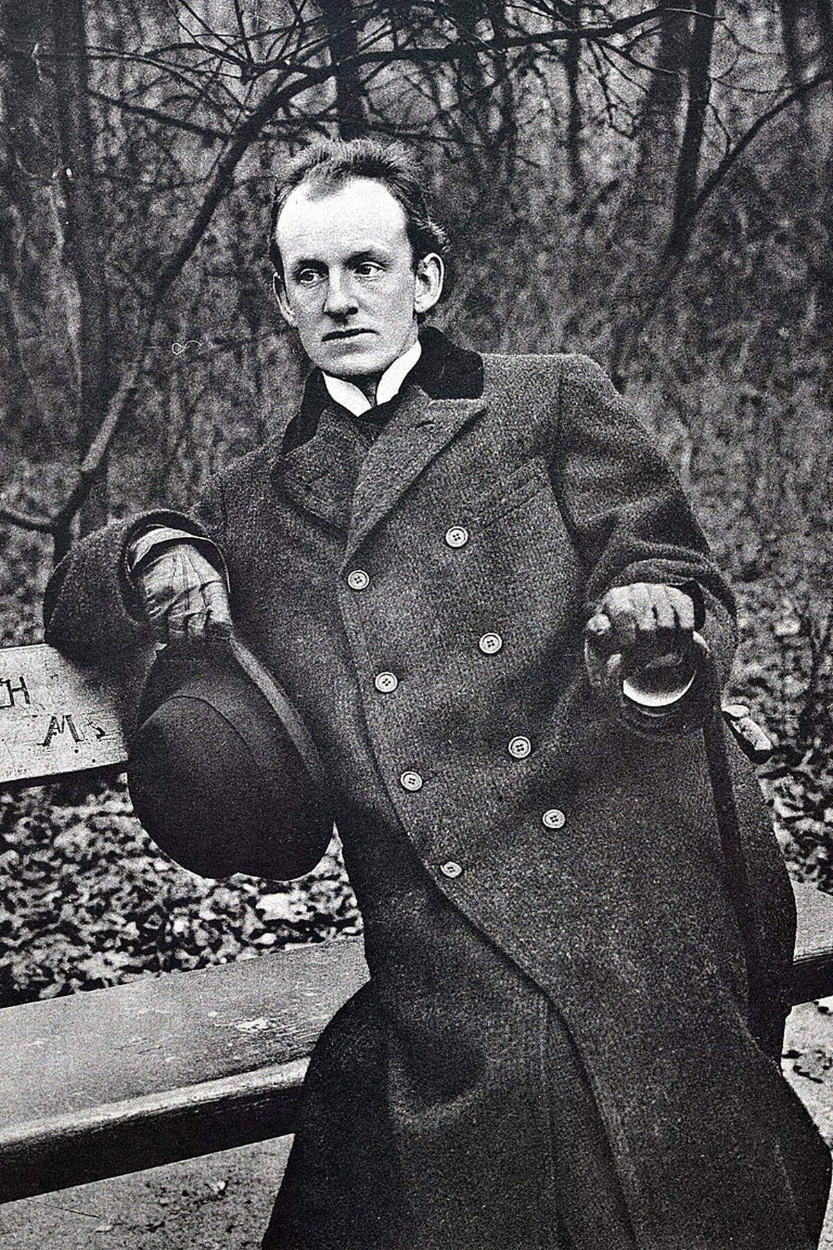 Gerhart Hauptmann (1862 - 1946), als einer der bedeutendsten Vertreter des deutschen Naturalismus ("Die Weber") für seine "reiche, vielseitige, hervorragende Wirksamkeit auf dem Gebiet der dramatischen Dichtung".