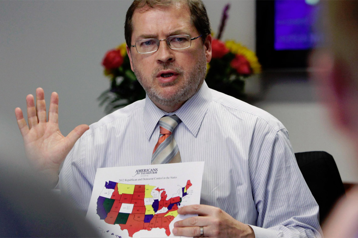 US-Steuer-Lobbyist Grover Norquist soll durch seine Aktionen eine überparteiliche Lösung zum Schuldenabbau der USA fast unmöglich gemacht haben. Er überzeugte 95 Prozent der republikanischen Abgeordneten, ein Abkommen zu unterzeichnen, in dem es darum geht, niemals für eine Steuererhöhung zu stimmen.