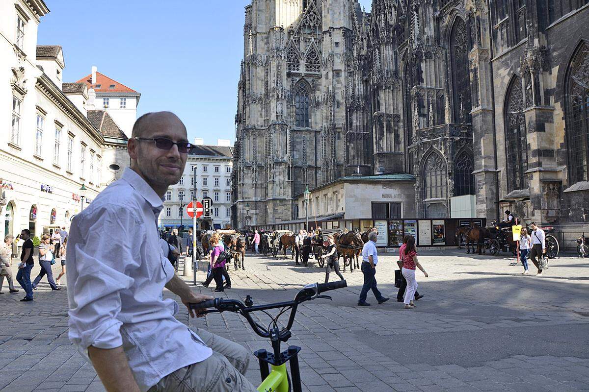 Am Wochenende findet man das Radtaxi meist am Heldenplatz oder am Stehpansplatz. Und vor dem Stephansdom endet auch unsere Testfahrt.