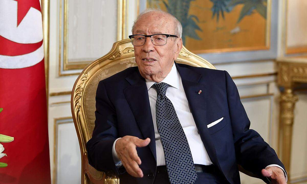 Der tunesische Präsident wurde 2014 nach dem Umsturz im Land zuerst Übergangsministerpräsident und schließlich gewählter Präsident. Er ist nur wenig jünger als die Queen und steht vor seinem 91. Geburtstag.