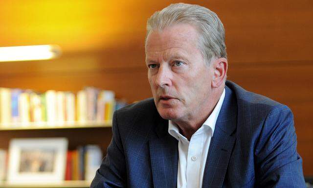 „Wir nehmen den Unis Jus nicht weg“, sagt Minister Reinhold Mitterlehner (ÖVP) über die Verlagerung von Fächern an die Fachhochschulen. 