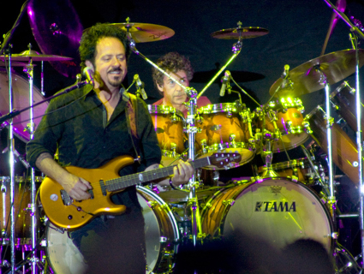 Zu Hits wie Africa, Rosanna oder Hold the line mitsingen und -klatschen ist natürlich schön, ebenso wie die bis ins letzte Detail durchkomponierten Nummern einfach zu genießen. Aber das Simon Phillips-Solo fehlte fast allen Fans, das Konzert war einfach noch nicht fertig.