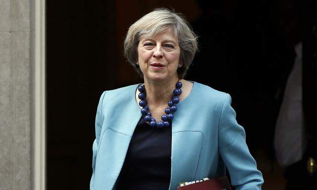 Britain´s Prime Minister, Theresa May, leaves 10 Downing Street to attend Prime Minister´s Questions in the House of Commons, in London
