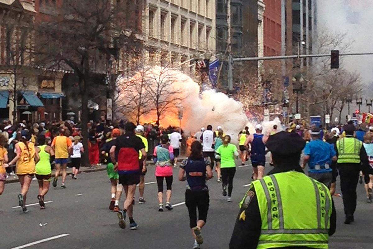 Am 15. April ereigneten sich gegen 14.45 Uhr Ortszeit zwei Explosionen während des Marathons in Boston. Mehr als 130 Menschen wurden verletzt, die Anzahl der Toten ist laut "Boston Globe" mittlerweile auf drei gestiegen. Während die Stadt noch das Chaos in der "Crime Scene" ordnet, meldet sich die Prominenz zu Wort.