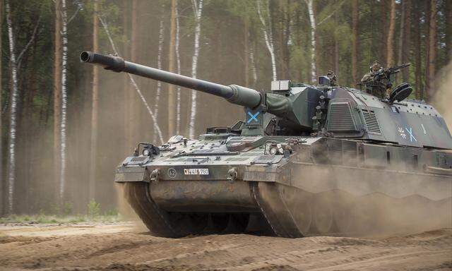 Eine deutsche Panzerhaubitze während einer Übung im litauischen Rukla.