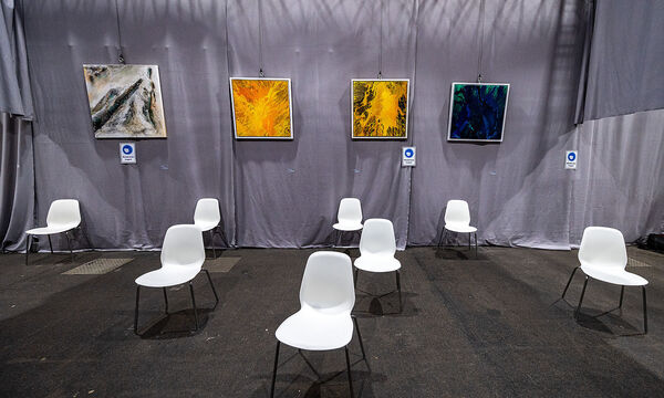 Eher unwirtlich, diese Umgebung: Kunst im Impfzentrum in Straubing.