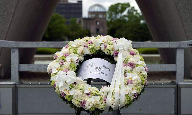 Auch das International Olympische Komitee legte einen Kranz beim Denkmal in Hiroshima nieder.