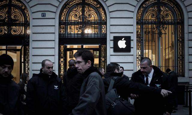 Nächtliches Anstellen um das neueste 1300-Euro-iPhone vor einem Apple-Shop in Paris: Massenhysterie als passable Geldquelle für Apple-Aktionäre.